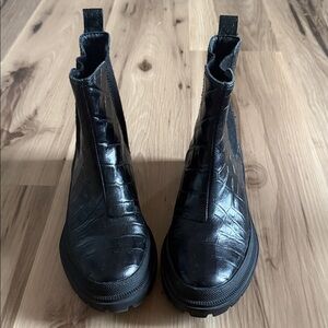Black Crocodile Pattern Women’s Boots